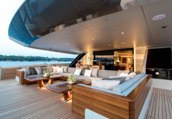 Vertige yacht charter lifestyle
                        