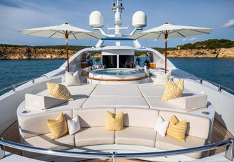 La Blanca yacht charter lifestyle
                        