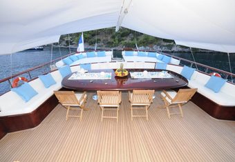 Smile yacht charter lifestyle