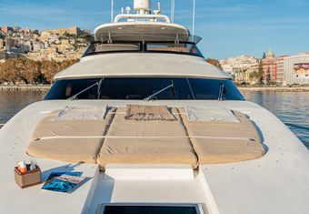 My Life yacht charter lifestyle
                        