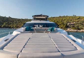 Hunky Dory Of London yacht charter lifestyle
                        