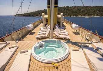 Casablanca yacht charter lifestyle
                        