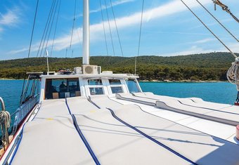 Gideon yacht charter lifestyle
                        