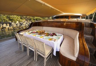 Pina yacht charter lifestyle
                        
