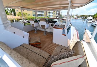 Captivator yacht charter lifestyle
                        
