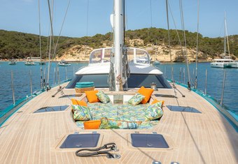 Karibu yacht charter lifestyle
                        
