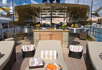 Hokulani yacht charter lifestyle
                        