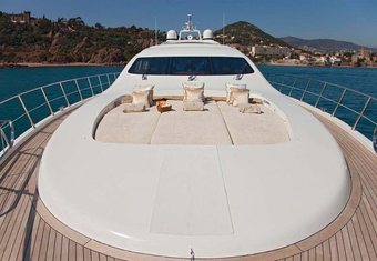 Yot Capri yacht charter lifestyle
                        