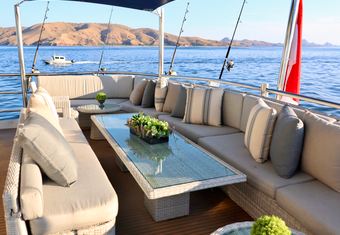 Grand Maloekoe yacht charter lifestyle