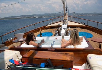 Dolce Vita yacht charter lifestyle
                        