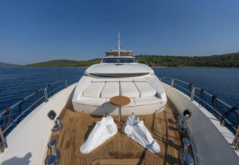 Arago yacht charter lifestyle
                        