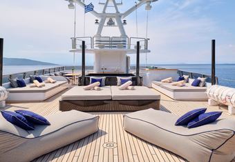Invader yacht charter lifestyle
                        