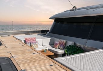 E yacht charter lifestyle
                        