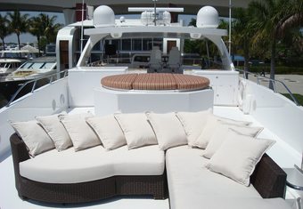 SlipAway yacht charter lifestyle
                        