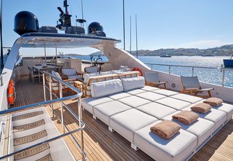 White Knight yacht charter lifestyle
                        