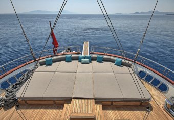 Meira yacht charter lifestyle