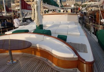 Ecce Navigo yacht charter lifestyle
                        