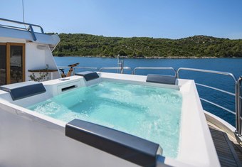 La Perla yacht charter lifestyle
                        