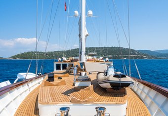 Yazz  yacht charter lifestyle
                        