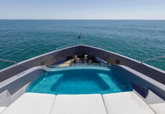 Never Give Up yacht charter lifestyle
                        
