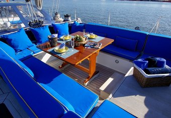 Baiurdo VI yacht charter lifestyle