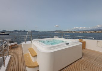 PI yacht charter lifestyle
                        