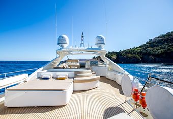 Robusto yacht charter lifestyle
                        