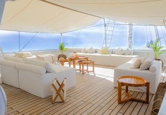 Aliikai yacht charter lifestyle
                        