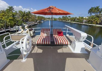 Island Vibe yacht charter lifestyle
                        