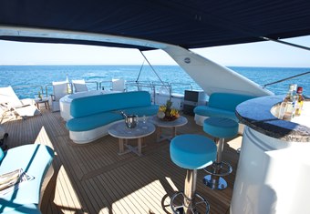 Super yacht charter lifestyle
                        