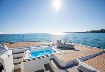D2 yacht charter lifestyle
                        