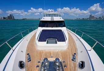 Jule yacht charter lifestyle
                        