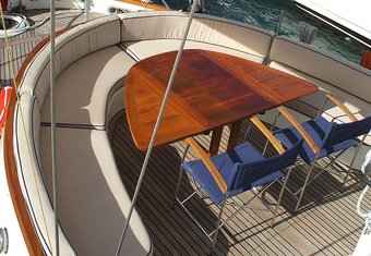 Mi Reina yacht charter lifestyle
                        