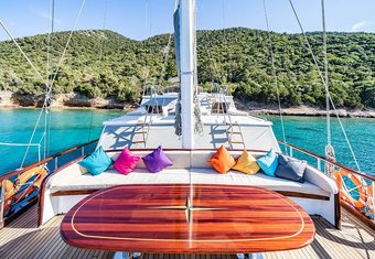 Golden Glory yacht charter lifestyle