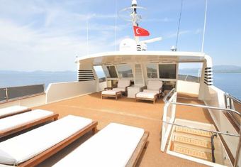 Esperanza yacht charter lifestyle
                        