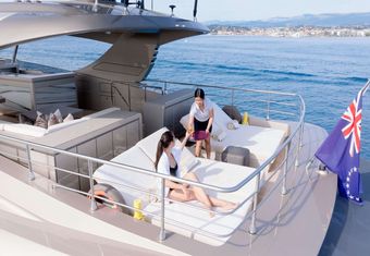 The Palm yacht charter lifestyle
                        