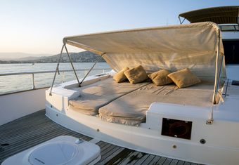 Diams yacht charter lifestyle
                        