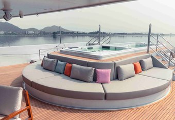 White Pearl yacht charter lifestyle
                        