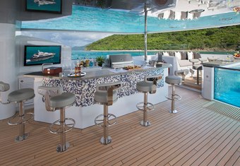 Muchos Mas yacht charter lifestyle