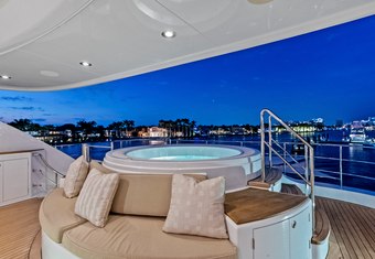 Noverra yacht charter lifestyle
                        