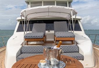 Safari yacht charter lifestyle
                        