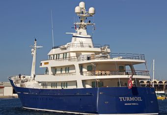 Cosmoledo yacht charter lifestyle
                        