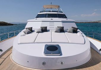 Carino yacht charter lifestyle
