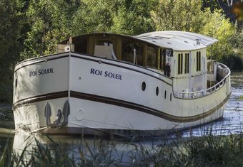 Roi Soleil yacht charter lifestyle
                        