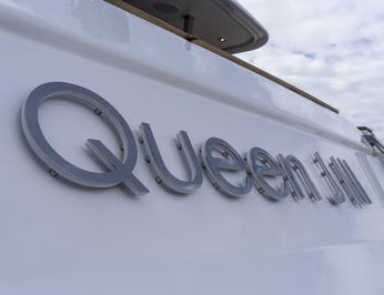 Queen J III photo 5
