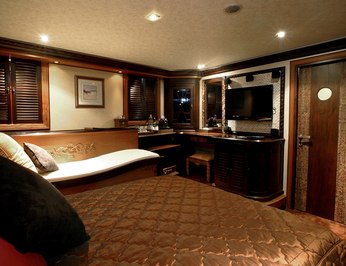 Master Stateroom - Bed