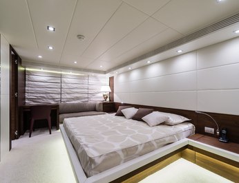 Lady Nina VI photo 4