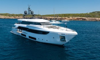 Charter yacht ACQUA at anchor