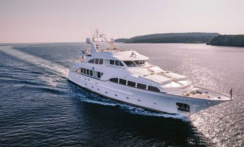 Charter yacht OAK at sea