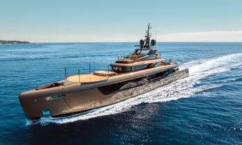 Charter yacht RAJA² at sea